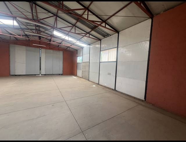 126M² WAREHOUSE TO LET IN MOSTYN PARK